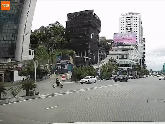 Xe máy - Xe đạp - Video: "Ninja" thản nhiên sang đường tạt đầu xe ô tô