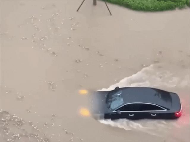 Ô tô - Xe con đi trong con đường ngập nước như sông chẳng khác gì "tàu ngầm"