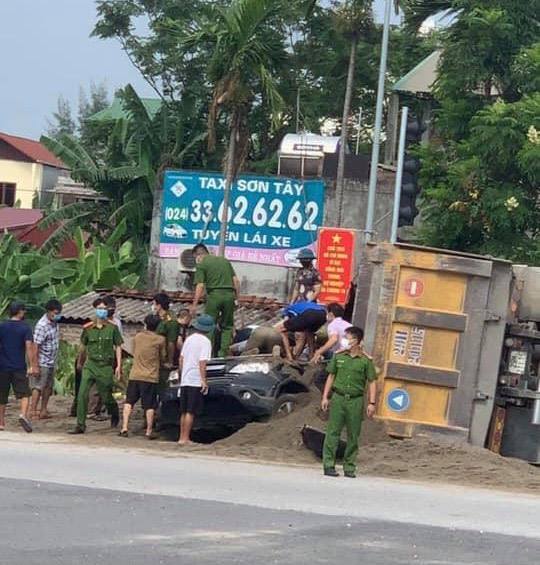 Người dân đã bới cát đưa được nạn nhân ra ngoài an toàn.