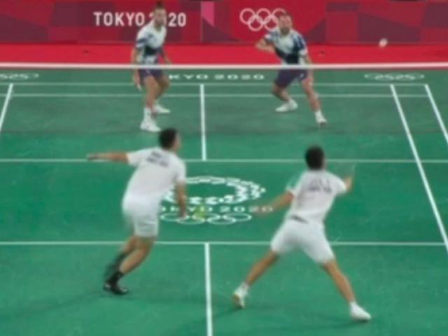 Thể thao - "Phân thân" ảo diệu Olympic: Đang đánh vào thay vợt, quay lại thắng luôn