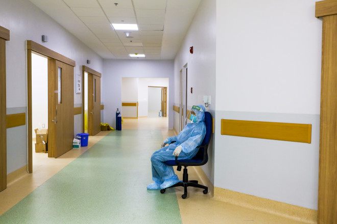 Giây phút nghỉ ngơi hiếm hoi của một điều dưỡng.&nbsp;Hằng ngày, lịch làm việc của nhân viên y tế tại đây chia làm 3 ca, 4 kíp. Ca sáng từ 7h tới 14h, ca chiều từ 14h đến 21h, và ca đêm từ 21h tới 7h sáng hôm sau.