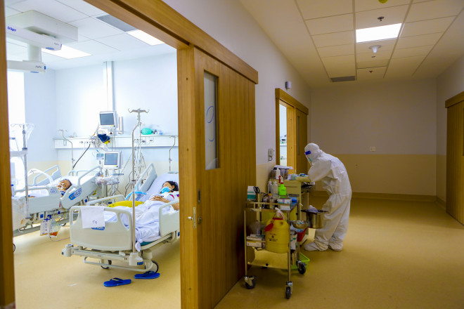 Đến nay, bệnh viện nhận gần 400 bệnh nhân, trong đó có khá nhiều bệnh nhân chuyển từ nguy kịch sang mức độ nhẹ và chuyển về các cơ sở là gần 80 bệnh nhân. Tới đây, bệnh viện sẽ chuyển thêm từ 30-40 bệnh nhân về cơ sở.