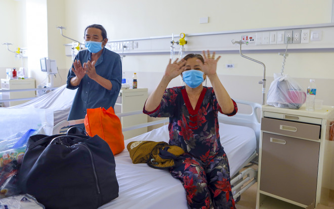 Hai vợ chồng bà Nguyễn Thị Tiếng (huyện Củ Chi) vui mừng trong ngày nhận thông báo được xuất viện. "Từ nơi 'thập tử nhất sinh', nay vợ chồng tôi sắp được về nhà, nghĩ lại tôi không tin nổi. Tôi vô cùng biết ơn những y bác sĩ đã tận tình chăm sóc, giúp chúng tôi vượt qua cơn bạo bệnh" - Bà Tiếng nói.