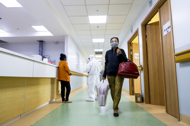 Trong buổi lễ xuất viện, các y bác sĩ ở bệnh viện hồi sức gửi lời chúc mừng đến những bệnh nhân đã vượt qua cơn bạo bệnh. Đồng thời, động viên mọi người quên đi những ngày đau đớn đã trải qua, về nhà ráng ăn uống bồi bổ, cùng chung tay với cộng đồng chống dịch... Cuộc chiến giành lại sự sống từ 'lằn ranh sinh tử' cho các bệnh nhân COVID-19 của các bác sĩ thì vẫn chưa bao giờ ngừng nghỉ.