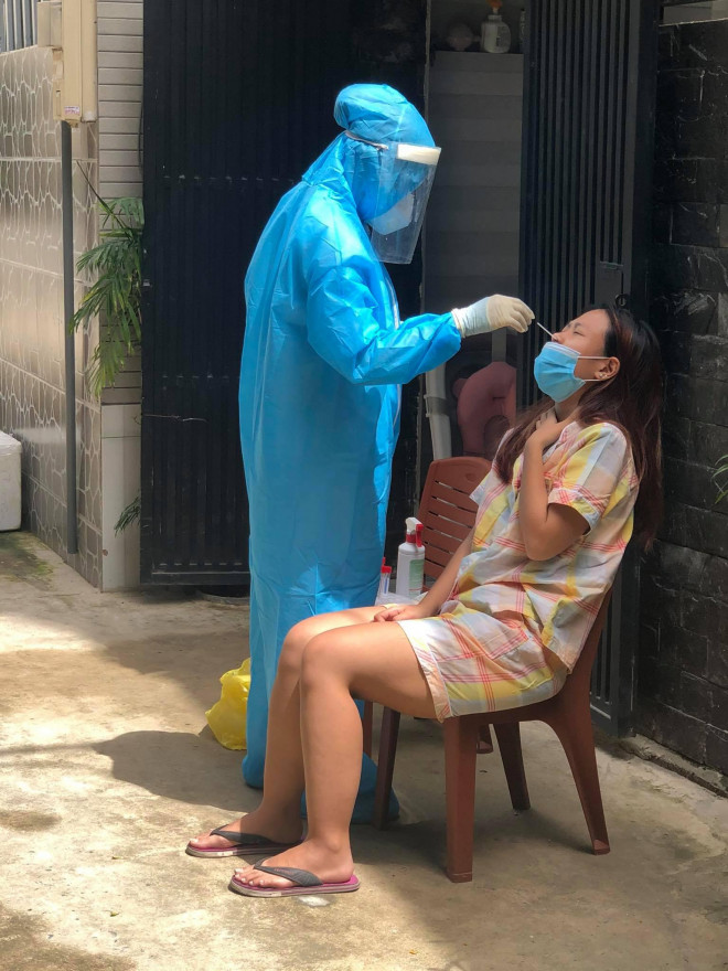 Lấy mẫu giám sát Covid-19 người dân khu vực phong tỏa (Ảnh: LÊ KIỆT)