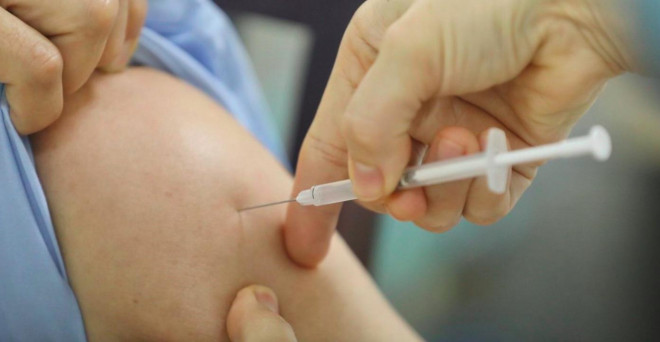 5 lưu ý quan trọng sau tiêm vắc-xin COVID-19 - 1