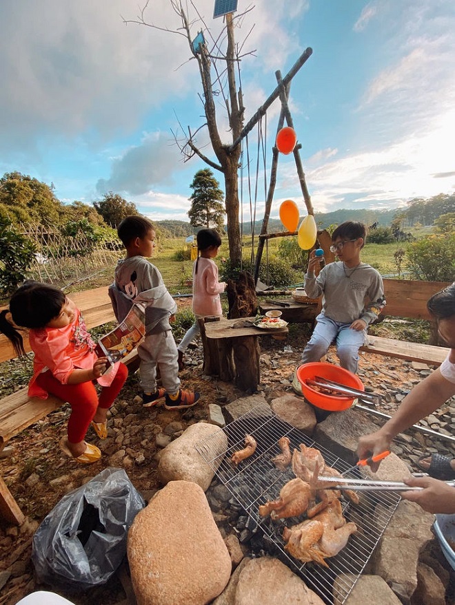 Về quê tránh dịch, Minh Luân, vợ chồng Lý Hải hóa nông dân ở khu vườn rộng hàng nghìn m2 - 9