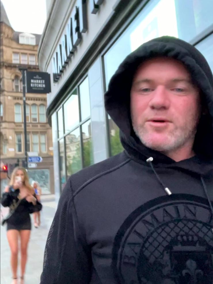 Rooney cùng một cô gái tóc vàng rời khách sạn Staycity sáng sớm ngày 25/7