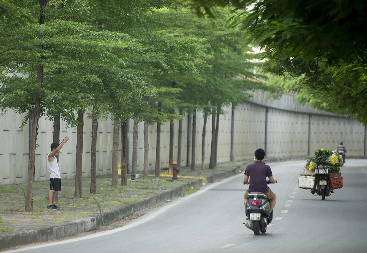 Hình ảnh khó tin ở Hà Nội trong buổi sáng TP có 19 ca dương tính với SARS-CoV-2 - 3