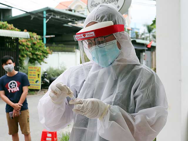 Nhân viên y tế CDC Đồng Nai chuẩn bị lấy mẫu cho người lao động tại phường Trảng Dài (TP Biên Hòa)