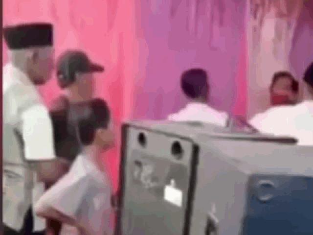 Media - Clip: Vừa ký giấy kết hôn đã tuyên bố ly hôn, chú rể bị nhà gái đấm tới tấp