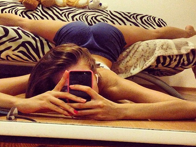 Tranh vui - Hoang mang với muôn kiểu "tự sướng" khó tin của các người đẹp