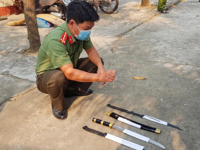 Hung khí các đối tượng sử dụng chém V.