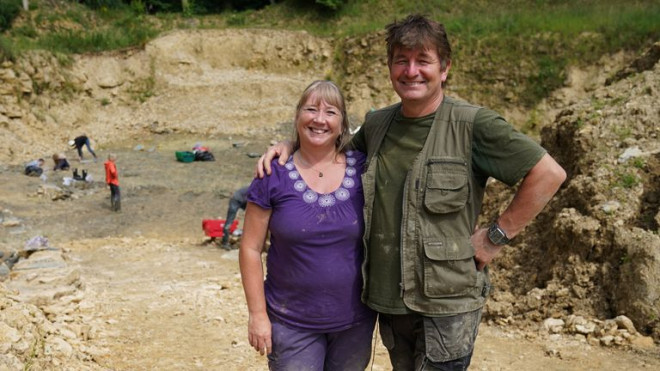 Neville và Sally Hollingworth đã sử dụng Google Earth để xác định vị trí mỏ đá ở Wiltshire.