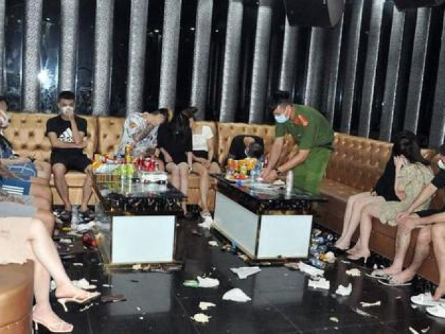 Pháp luật - Khởi tố vụ gần 50 dân chơi, tiếp viên nữ "mở tiệc" ma túy trong quán karaoke