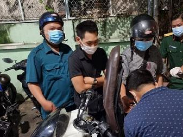 Pháp luật - Bỏ bạn gái tại chốt kiểm soát, con nghiện “thông chốt” tháo chạy