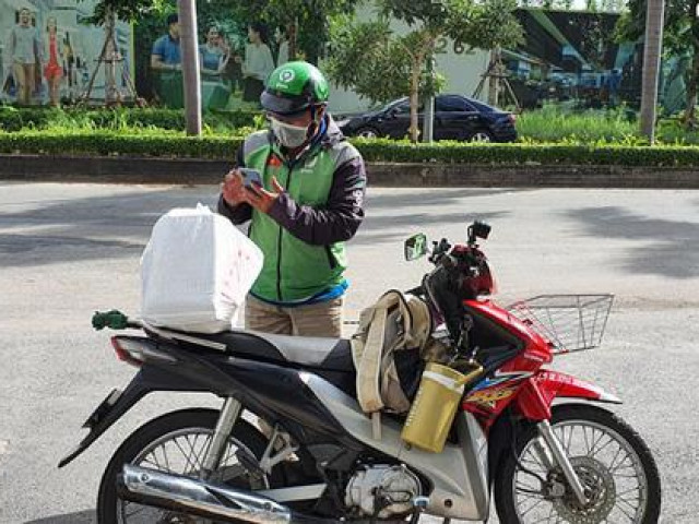 Tin tức trong ngày - TP HCM: Công bố đặc điểm nhận diện shipper được phép đi giao hàng