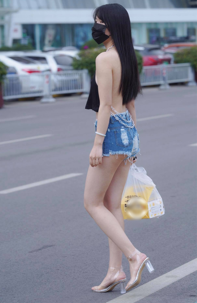 Cô gái thu hút trọn sự chú ý khi mix cùng áo hở lưng với&nbsp;đường xích lỏng lẻo chỉ trực rơi, có mặc cũng như không&nbsp;ở phía sau.
