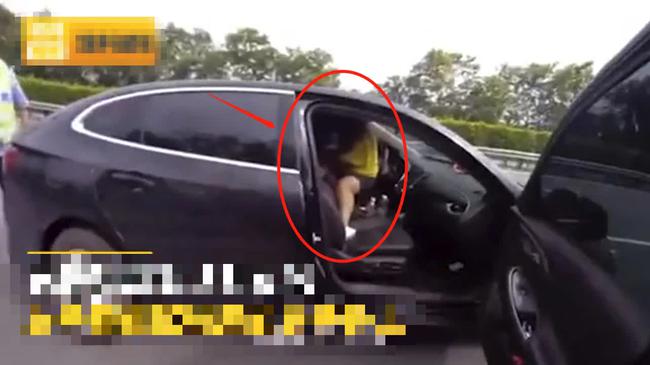 Kiểm tra chiếc ô tô phanh gấp trên cao tốc, cảnh sát vừa mở cửa liền “đứng hình” trước cảnh bên trong - 1