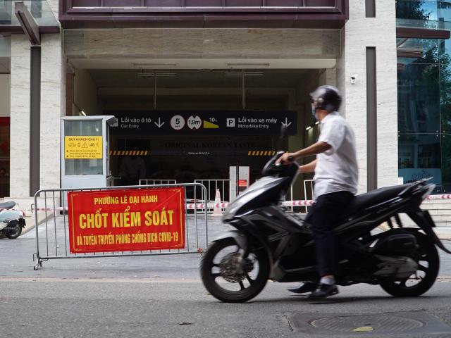 Tin tức trong ngày - Hà Nội: Phong toả tạm thời Vincom Bà Triệu để truy vết liên quan ca nghi mắc COVID-19