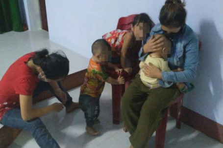 Hai ông chồng chạy xe máy từ Bình Dương về Nghệ An "bỏ quên" vợ con ở Huế: 5 người đã được lên tàu về quê