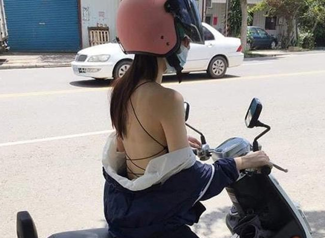Ngoài ra, những bộ bodysuit có điểm nhấn là đường đan dây chéo sau lưng cũng được các cô gái tận dụng triệt để.

