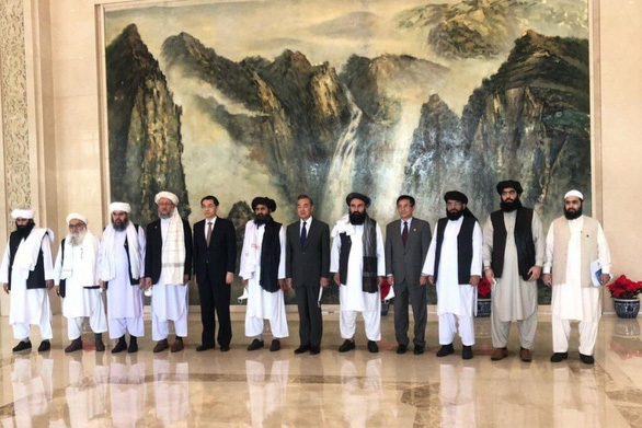 Phái đoàn Taliban chụp ảnh cùng Ngoại trưởng Trung Quốc Vương Nghị tại Thiên Tân, ngày 28.7.
