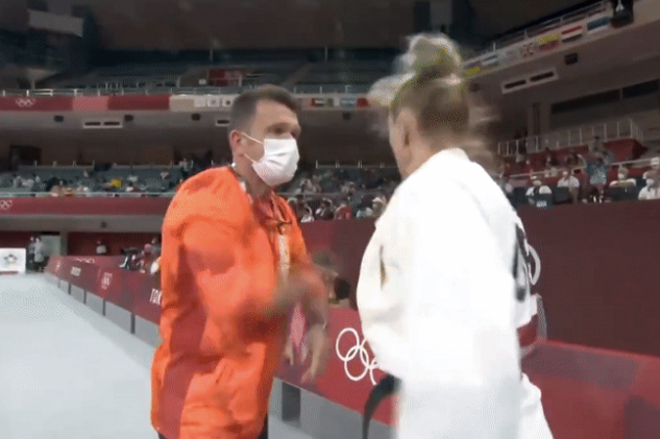 HLV người Đức tát học trò thu hút người xem tại Olympic