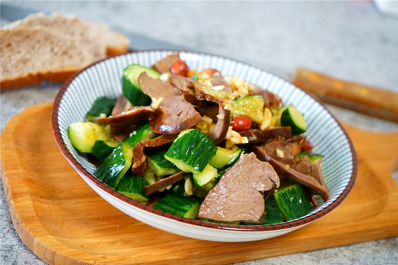 Cuối cùng, rưới thêm ít nước tương, đường, muối, giấm, dầu mè, trộn đều là có thể ăn ngay.