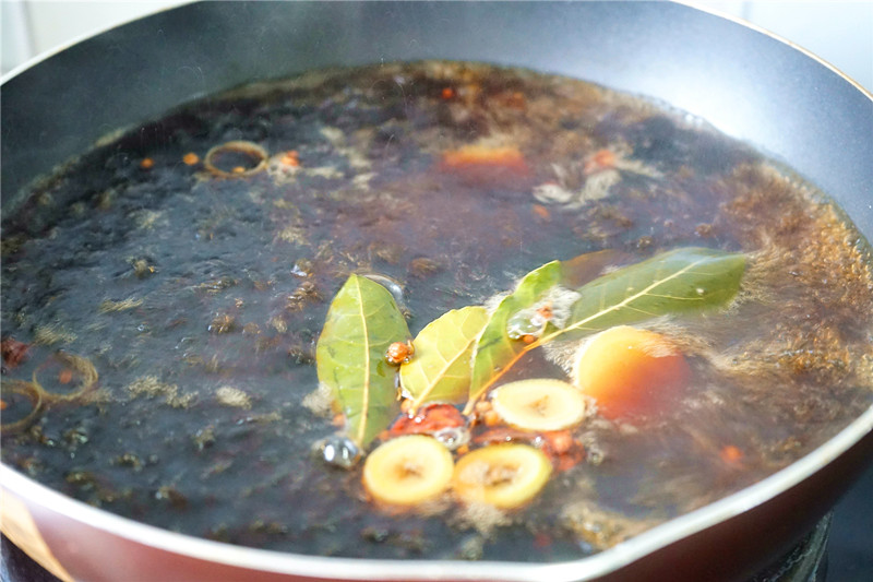 Cho tim heo vào nồi nước, thêm hành lá, gừng, hạt tiêu, hoa hồi, lá nguyệt quế, quế vào, rượu nấu ăn vào đun sôi trong 40 phút, rồi vớt ra để ráo nước.