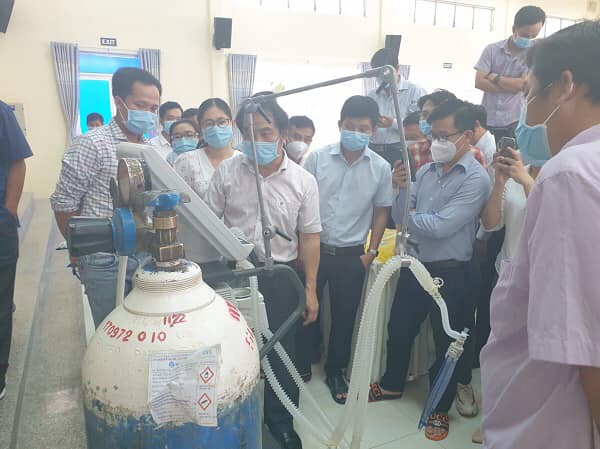 BSCKII Nguyễn Trung Cấp, Phó Giám đốc Bệnh viện Bệnh Nhiệt đới Trung ương hướng dẫn vận hành máy thở cho y bác sĩ Đồng Tháp.