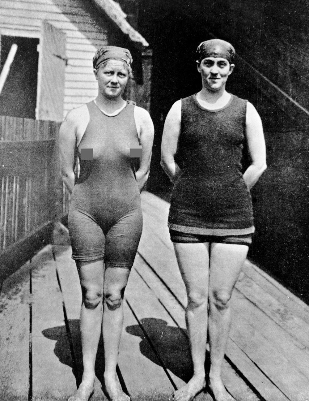 Phải đến 1912 nữ giới mới được tham gia bộ môn này ở Olympic. Thời điểm này, đồ bơi được may bằng lụa. Có nghĩa là khi dính nước nó sẽ dễ nhìn xuyên qua vì vậy khó tránh khỏi trường hợp hớ hênh.