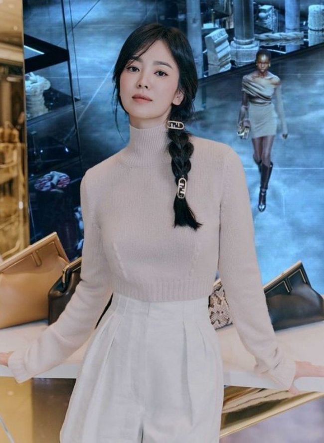 Mới đây "ngọc nữ màn ảnh Hàn" Song Hye Kyo xuất hiện trong một sự kiện thương hiệu gây chú ý với vẻ đẹp như bất biến với thời gian. Nhiều người hâm mộ đã dành cho Song Hye Kyo những lời khen "có cánh".

