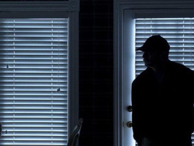 Phi thường - kỳ quặc - Chồng thấy bóng đen lướt qua, tưởng trộm liền tóm gọn, ngờ đâu làm lộ luôn bí mật xấu hổ của vợ