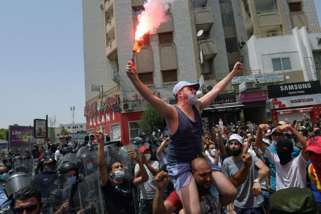 Nhiều cuộc biểu tình phản đối lẫn ủng hộ đảng cầm quyền Tunisia nổ ra từ ngày 25-7. Ảnh: Reuters