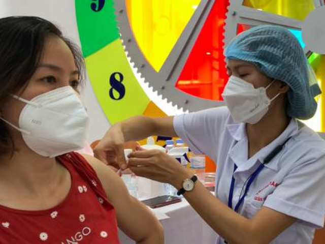 Sức khỏe đời sống - Hà Nội đồng loạt tiêm vắc-xin COVID-19 cho hàng ngàn người dân