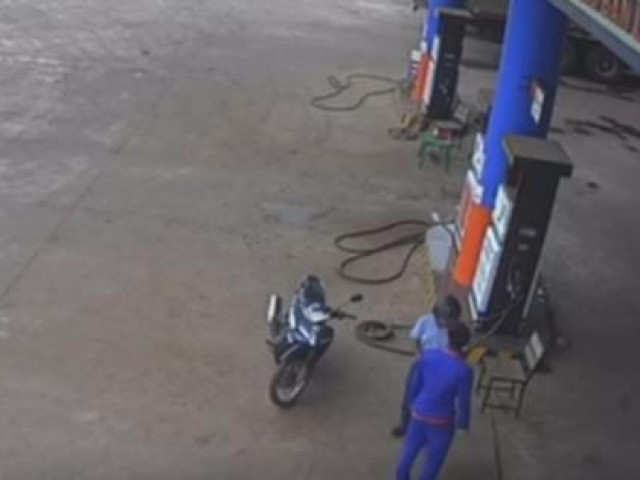 Tin tức trong ngày - CLIP: Vì sao nguyên phó chủ tịch huyện và nhân viên cây xăng đánh nhau?