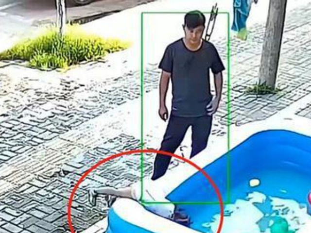 Bạn trẻ - Cuộc sống - Gái cưng nghịch ngợm cắm thẳng đầu xuống bể phao, bố nhanh nhạy cứu con trong tích tắc