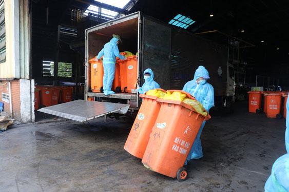 Công nhân xử lý chất thải có mầm bệnh nhiễm cao Covid-19