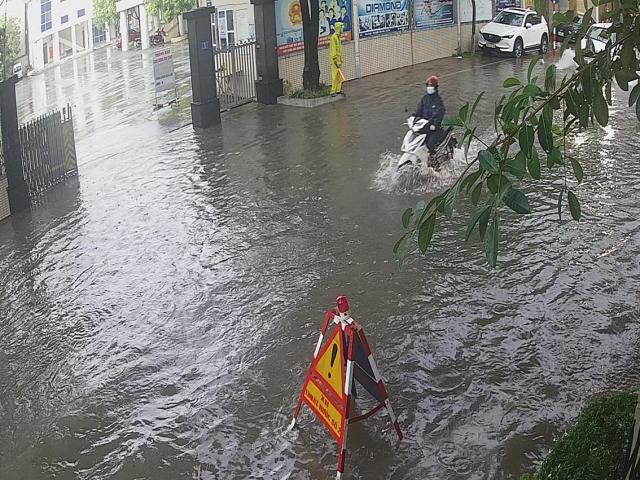 Tin tức trong ngày - Nhiều tuyến phố Hà Nội thành “sông” trong cơn mưa chiều
