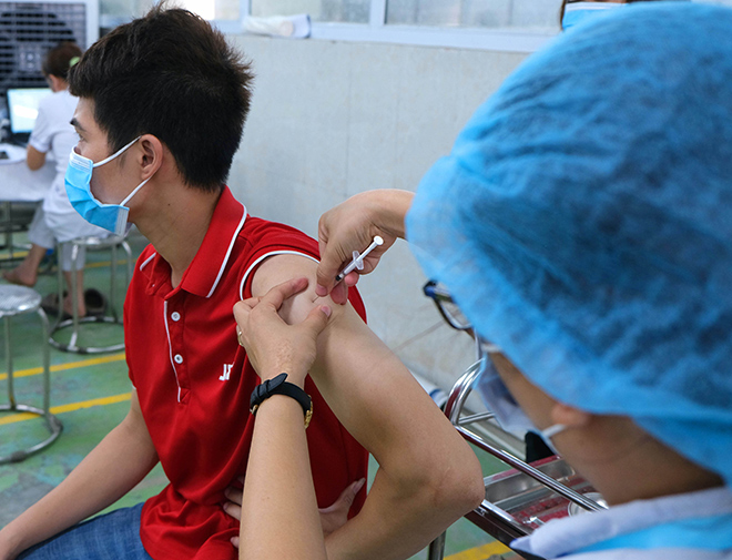 Shipper J&T Express tiêm vaccine ngừa Covid-19