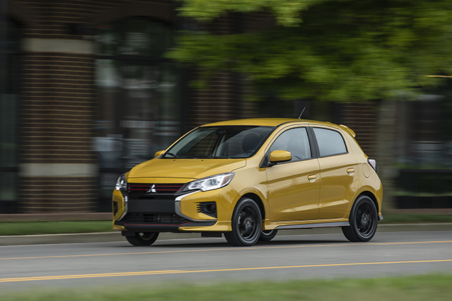 Mitsubishi Mirage bị bán kênh giá gần bằng Toyota Camry bản tiêu chuẩn - 1