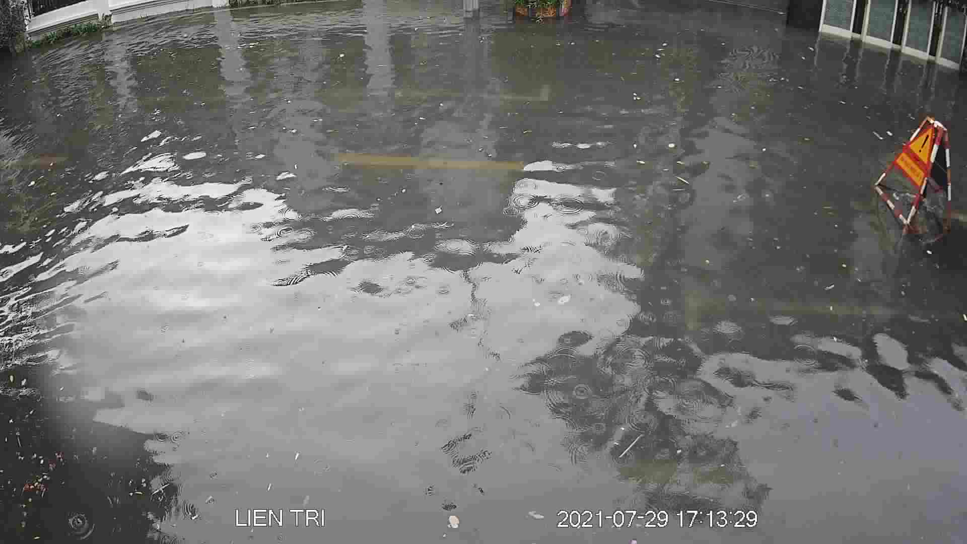 Ngã tư Liên Trì - Nguyễn Gia Thiều (quận Hoàn Kiếm). Ảnh: Thoatnuochanoi.