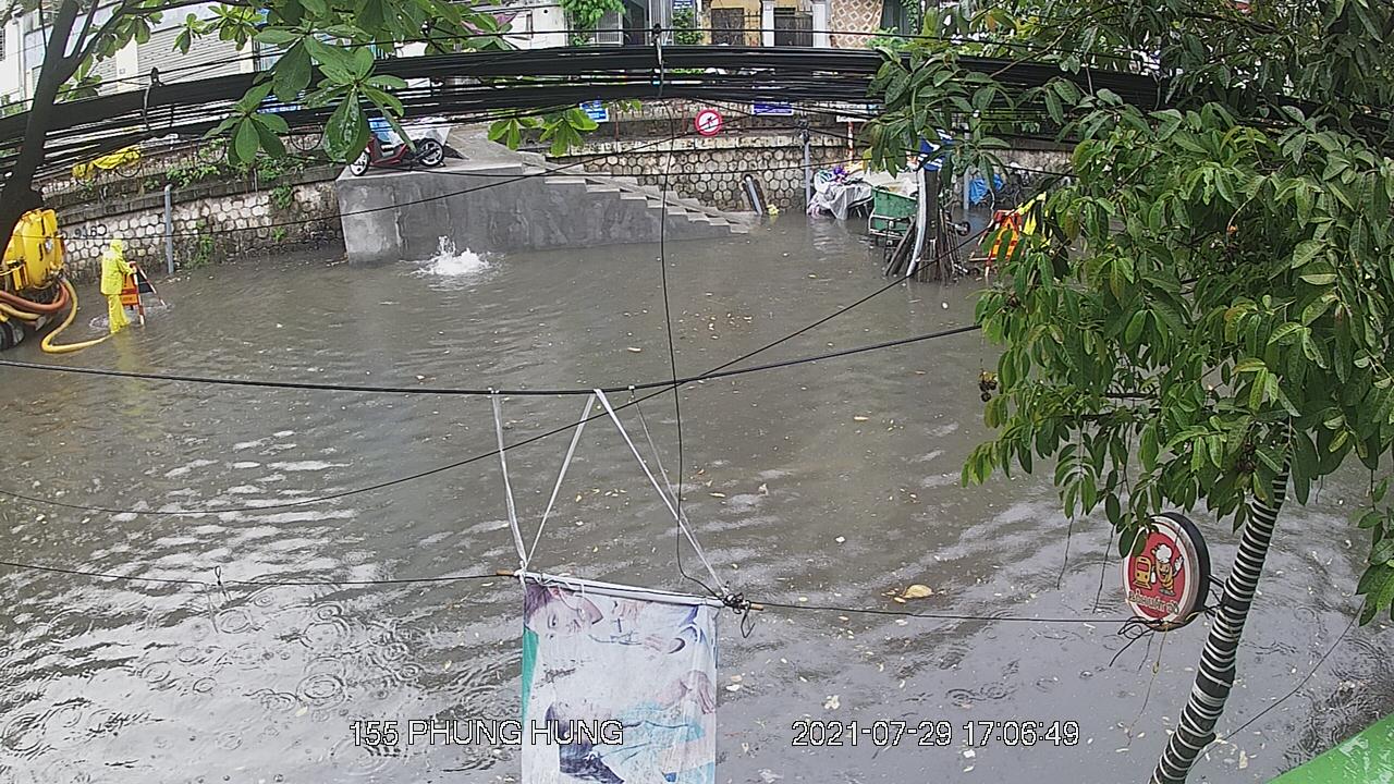 Phố Phùng Hưng (quận Hoàn Kiếm) đoạn qua số nhà 155 ngập sâu lúc hơn 17h chiều. Ảnh: Thoatnuochanoi.