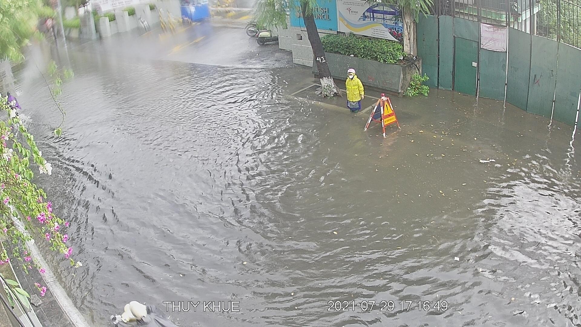 Phố Thuỵ Khuê (quận Tây Hồ) ngập sâu, nhân viên thoát nước phải túc trực. Ảnh: Thoatnuochanoi.