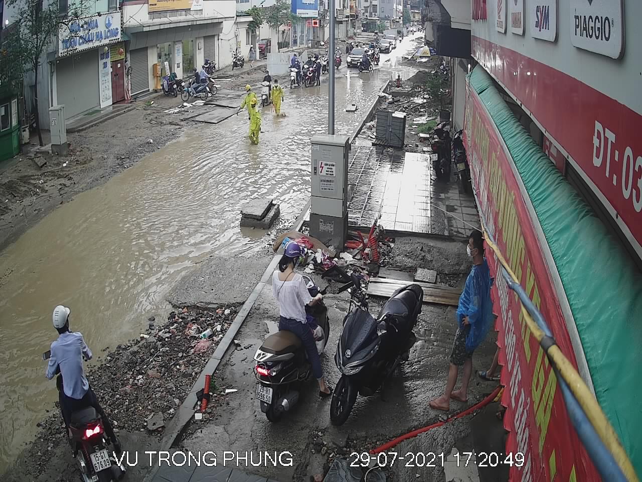  Đoạn qua ngã ba Vũ Trọng Phụng - Quan Nhân đang thi công đường dở dang nên dễ ngập úng. Ảnh: Thoatnuochanoi.