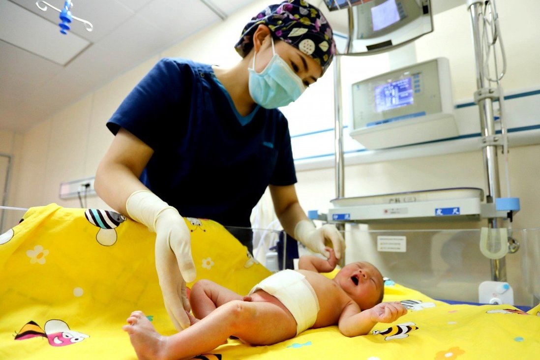 Trung Quốc đang cố gắng cải thiện tỉ lệ sinh bằng cách khuyến khích người dân đẻ thêm con.