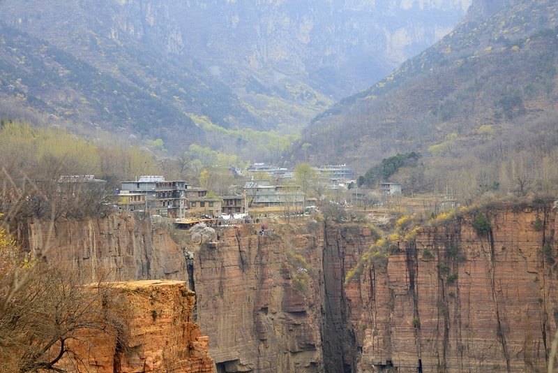 Người dân ở ngôi làng Trung Quốc tự tay đào đường xuyên núi vì… quá cô đơn - 1
