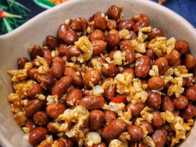 Ẩm thực - Món lạc rang nhà nghèo làm thế này, 1 bát đủ "đánh bay" cả nồi cơm, nhà giàu thi nhau bắt chước