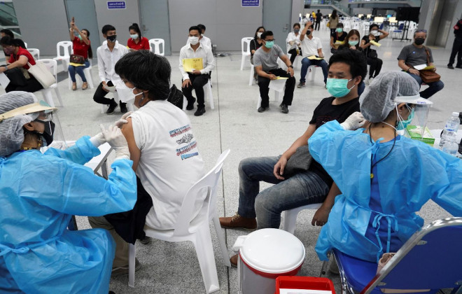 Người dân tiêm chủng vắc-xin Covid-19 tại ga Bang Sue Grand ở thủ đô Bangkok. Ảnh: Reuters